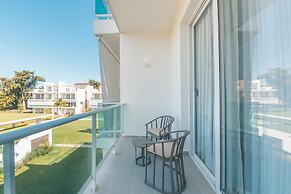 Penthouse w Jacuzzi Incl at Lake View