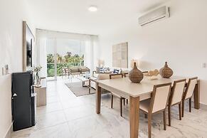 Penthouse w Jacuzzi Incl at Lake View