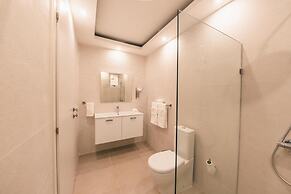 Penthouse w Jacuzzi Incl at Lake View