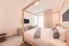 Penthouse w Jacuzzi Incl at Lake View