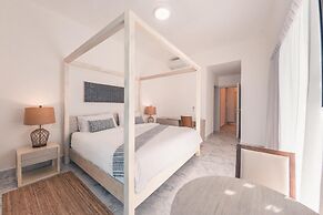 Penthouse w Jacuzzi Incl at Lake View