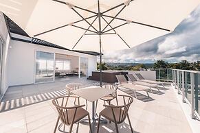 Penthouse w Jacuzzi Incl at Lake View