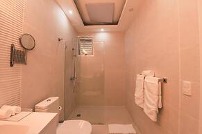 Penthouse w Jacuzzi Incl at Lake View