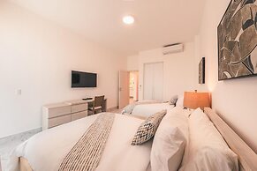 Penthouse w Jacuzzi Incl at Lake View