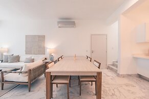 Penthouse w Jacuzzi Incl at Lake View