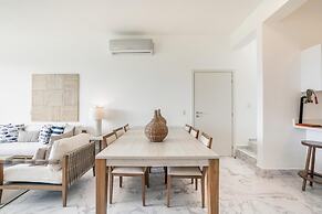 Penthouse w Jacuzzi Incl at Lake View