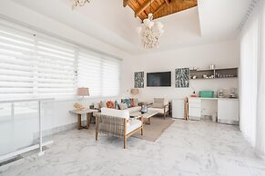 Penthouse w Jacuzzi Incl at Lake View