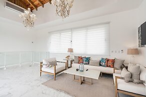 Penthouse w Jacuzzi Incl at Lake View