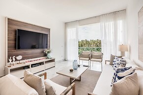 Penthouse w Jacuzzi Incl at Lake View