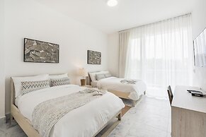 Penthouse w Jacuzzi Incl at Lake View