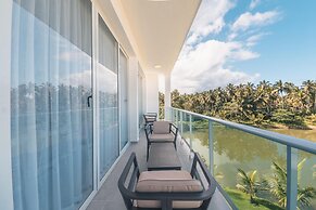 Penthouse w Jacuzzi Incl at Lake View