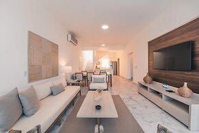 Penthouse w Jacuzzi Incl at Lake View