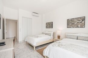 Penthouse w Jacuzzi Incl at Lake View