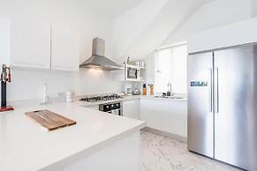 Penthouse w Jacuzzi Incl at Lake View