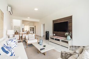 Penthouse w Jacuzzi Incl at Lake View