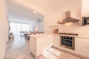 Penthouse w Jacuzzi Incl at Lake View