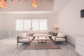 Penthouse w Jacuzzi Incl at Lake View