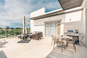 Penthouse w Jacuzzi Incl at Lake View