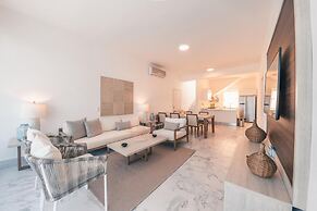 Penthouse w Jacuzzi Incl at Lake View