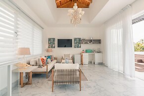 Penthouse w Jacuzzi Incl at Lake View