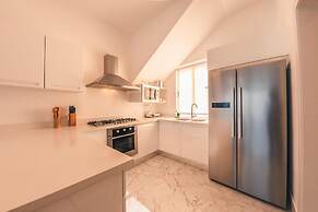 Penthouse w Jacuzzi Incl at Lake View