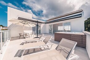 Penthouse w Jacuzzi Incl at Lake View