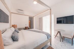 Penthouse w Jacuzzi Incl at Lake View