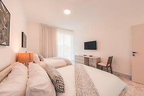 Penthouse w Jacuzzi Incl at Lake View