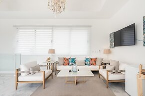 Penthouse w Jacuzzi Incl at Lake View