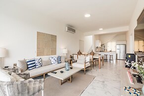 Penthouse w Jacuzzi Incl at Lake View