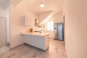 Penthouse w Jacuzzi Incl at Lake View