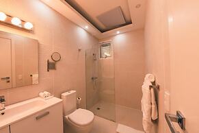 Penthouse w Jacuzzi Incl at Lake View