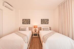 Penthouse w Jacuzzi Incl at Lake View