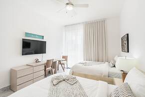 Two-bedroom apt With Pool View bbq in Lake View