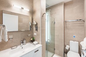 Two-bedroom apt With Pool View bbq in Lake View