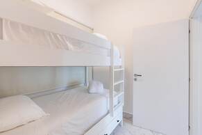 Two-bedroom apt With Pool View bbq in Lake View