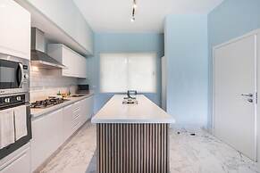 Two-bedroom apt With Pool View bbq in Lake View