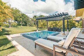Tropical Villa With Pool at Green Village B843