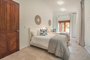 Tropical Villa With Pool at Green Village B843