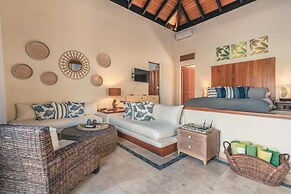 Tropical Villa With Pool at Green Village B843