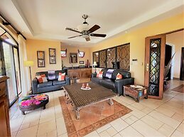 Playa Potrero 4 BR Home Large Saltwater Pool Spectacular Views - Villa