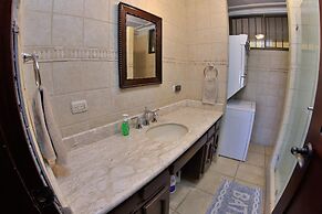 Spacious Condo in the Heart of Flamingo Sleeps 6 Presidential Suites 4