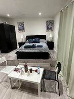 Charming Studio Apartment in London