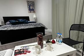 Studio Sleeps 3 - Outdoor Space - Pet Friendly