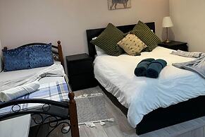 Studio Sleeps 3 - Outdoor Space - Pet Friendly