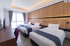 Gate43 Airport Hotel