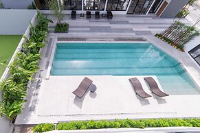 Gate43 Airport Hotel