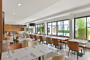 Gate43 Airport Hotel