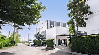 Gate43 Airport Hotel