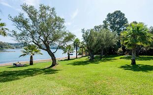 Govino Bay Luxury Beach Loft Apartment